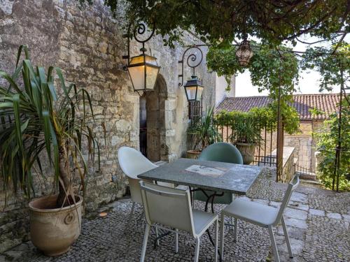 Gîte Beaulieu-sur-Sonnette, 3 pièces, 4 personnes - FR-1-653-145 (Prieure restaure avec jardin, charme ancien et commodites modernes, pres de l’eglise a Beaulieu - FR) in Saint-Claud