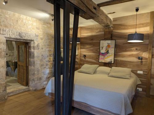 Gîte Beaulieu-sur-Sonnette, 3 pièces, 4 personnes - FR-1-653-145 (Prieure restaure avec jardin, charme ancien et commodites modernes, pres de l’eglise a Beaulieu - FR) in Saint-Claud