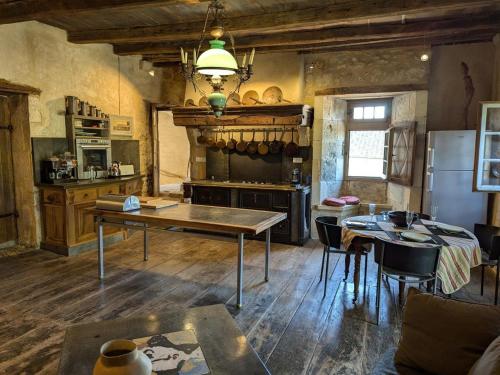 Gîte Beaulieu-sur-Sonnette, 3 pièces, 4 personnes - FR-1-653-145 (Prieure restaure avec jardin, charme ancien et commodites modernes, pres de l’eglise a Beaulieu - FR) in Saint-Claud