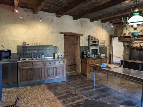 Gîte Beaulieu-sur-Sonnette, 3 pièces, 4 personnes - FR-1-653-145 (Prieure restaure avec jardin, charme ancien et commodites modernes, pres de l’eglise a Beaulieu - FR) in Saint-Claud