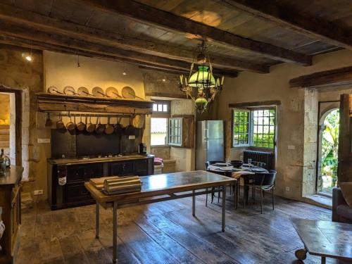 Gîte Beaulieu-sur-Sonnette, 3 pièces, 4 personnes - FR-1-653-145 (Prieure restaure avec jardin, charme ancien et commodites modernes, pres de l’eglise a Beaulieu - FR) in Saint-Claud