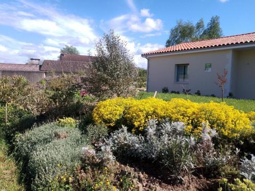 Studio moderne avec terrasse, parking et WIFI - FR-1-653-262 in Baignes-Sainte-Radegonde