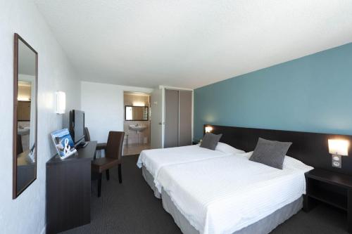 2 twin beds