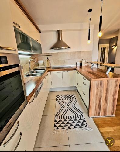 Beautiful Apartment, Beach by foot – khách sạn tại Znjan