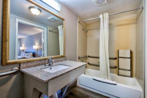 Motel 6 Birmingham, AL - Medical Center - 화장실