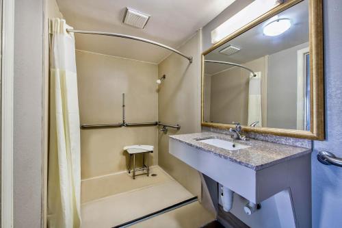Motel 6 Birmingham, AL - Medical Center - 화장실