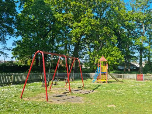 Playground, Peaceful Place, Free Parking & Private Entrance in Bournemouth Suburbs