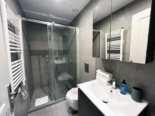 Urban Flat 78 - 3 Bedroom apartment Republique - image 14