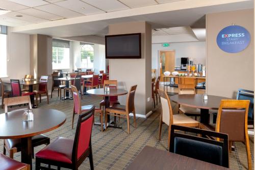 Bar/lounge, Holiday Inn Express London Chingford By IHG in Greater London North