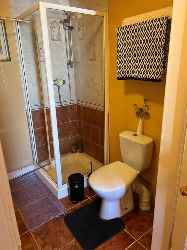 Bathroom, EDINBURGH TRAVEL GUEST HOUSE in Newington