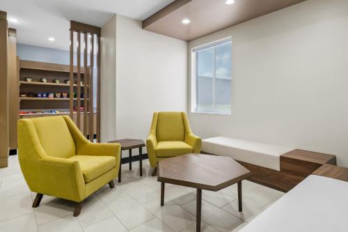 Comfort Inn and Suites Joplin - image 30