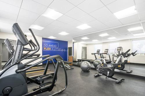 Holiday Inn Express & Suites Joplin Southeast - 피트니스 센터