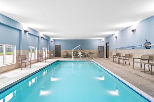 Holiday Inn Express & Suites Joplin Southeast - 수영장