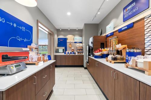 Holiday Inn Express & Suites Joplin Southeast - 식음료(F&B)