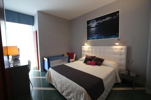 Camera doppia, vista parziale sul mare, balcone