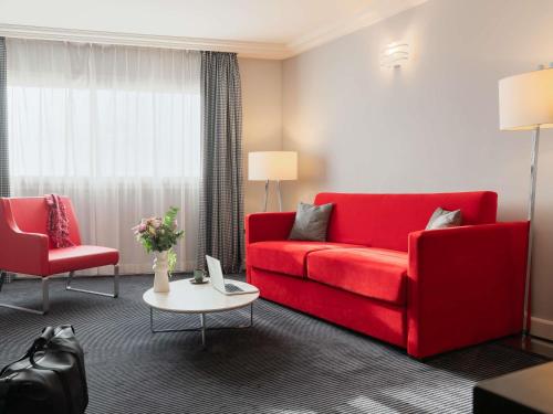 1 queen bed, 1 sofa bed