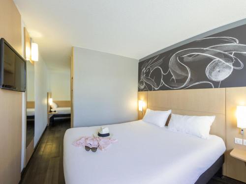 1 double bed, 1 twin bed