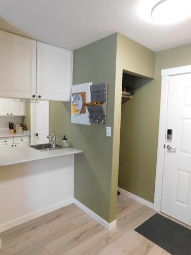 Drive Up Condo - Walk to Mount Washington in Mount Washington (BC)