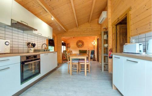 virtuve, 2 Bedroom Lovely Home In Chenac-Saint-Seurin-D' in Cozes