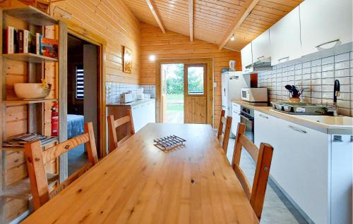 virtuve, 2 Bedroom Lovely Home In Chenac-Saint-Seurin-D' in Cozes