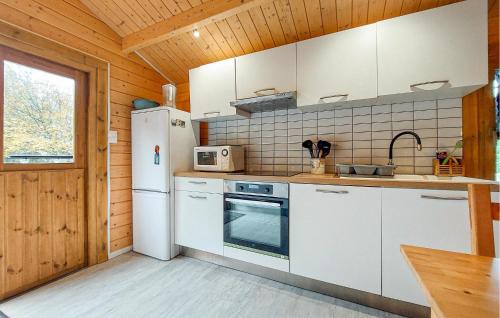 virtuve, 2 Bedroom Lovely Home In Chenac-Saint-Seurin-D' in Cozes