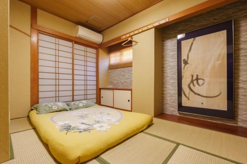 Just a short walk 心斎橋 Glico Sign 1min 道頓堀30-second 黒門市場 難波駅 Dotonbori Guesthouse 梅の阁