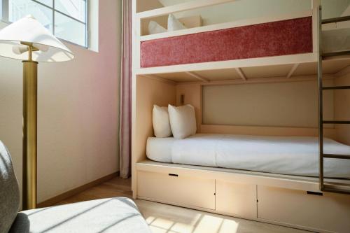 2 bunk beds
