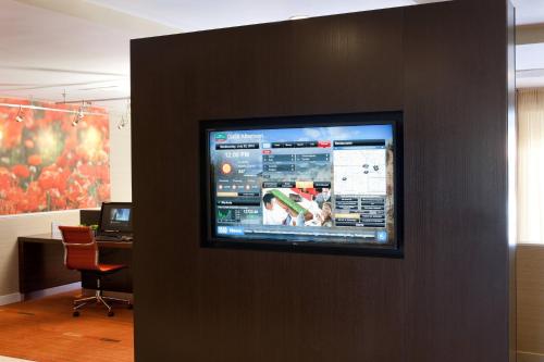 Courtyard by Marriott Bakersfield - image 3