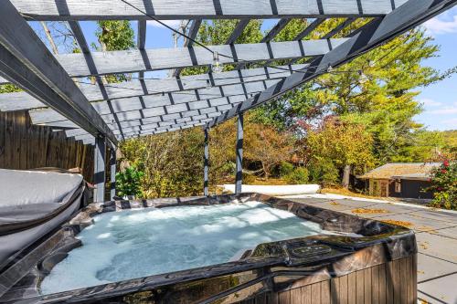 HotTub, FirePit, Pets, Pool Table, Outdoor Dining in Naples (NC)