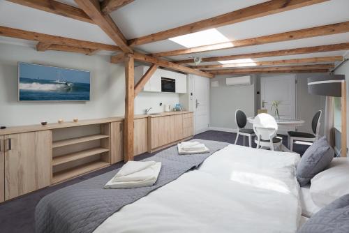 1 queen bed, 1 twin bed
