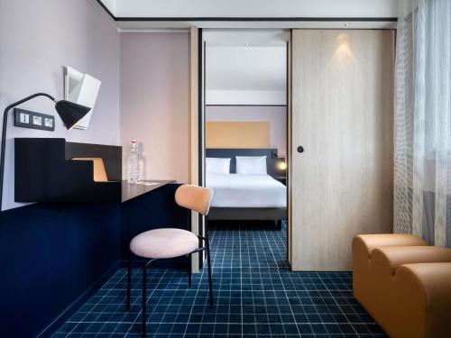 room detail thumbnail 1