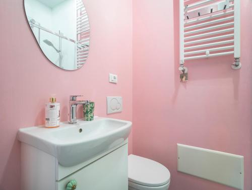 Colorful Venetian Apartment R&R - image 4