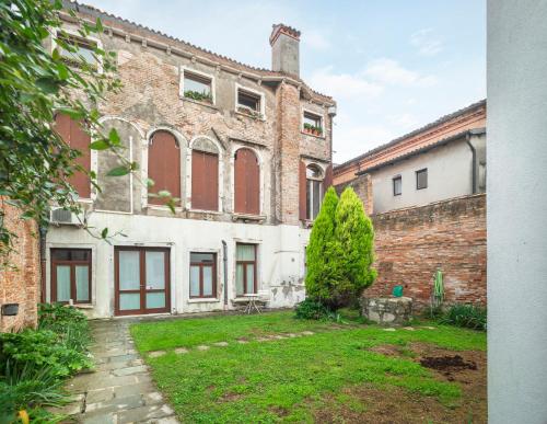Colorful Venetian Apartment R&R - image 6