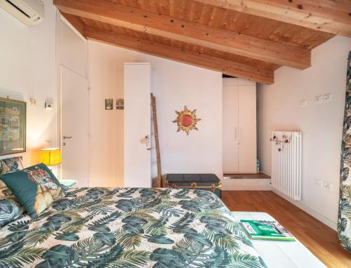 Colorful Venetian Apartment R&R - image 12