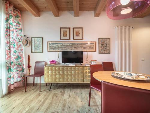Colorful Venetian Apartment R&R - image 7