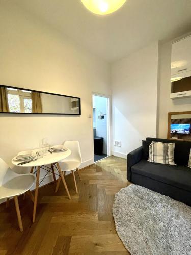 Chic 1-Bed Flat with Terrace in Notting Hill W10 - Tap to explore photos