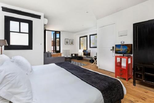 Hotel Market - image 2