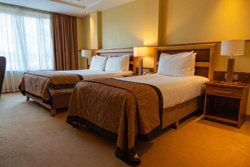 1 double bed, 1 twin bed