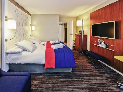 1 queen bed, 1 sofa bed