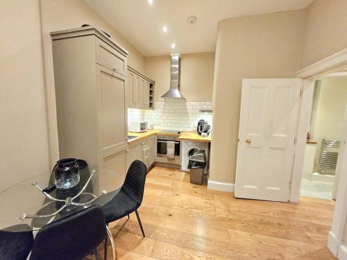 2 Bedroom Apt 4 Beds 3 TV near Fountain Park - image 10