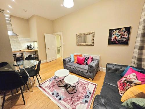 2 Bedroom Apt 4 Beds 3 TV near Fountain Park - image 8