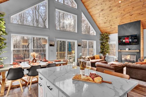 Chalet with Hot Tub, Game, Movie Room, Lake and Pool Access