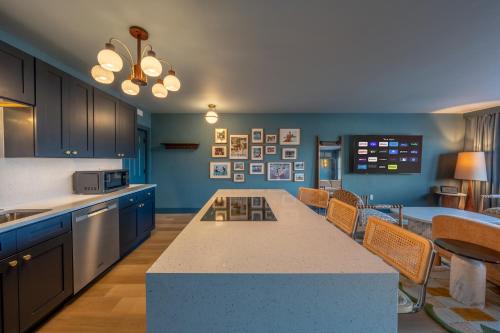 106 Tropical Breeze - Formerly Wells Manor Since 1953