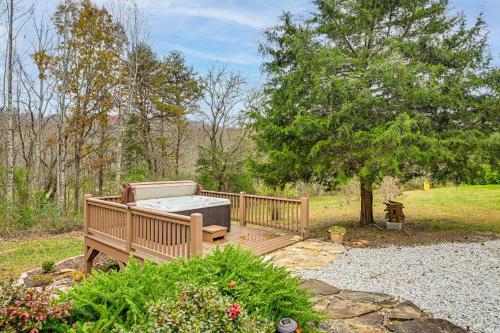 Scenic Fox Ridge Cabin on 4 Acres with Hot Tub! in Whittier, USA