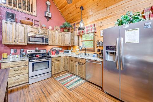 Scenic Fox Ridge Cabin on 4 Acres with Hot Tub! in Whittier, USA