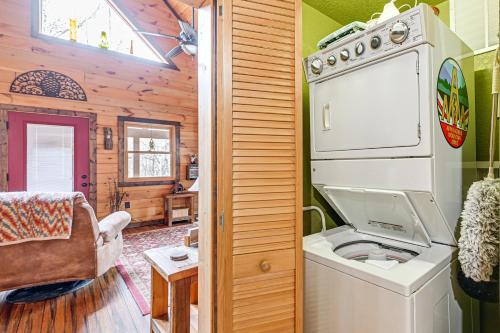 Scenic Fox Ridge Cabin on 4 Acres with Hot Tub! - image 9