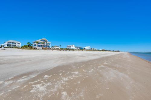 Beachfront Paradise with Pool on St George Island! in Eastpoint (FL)