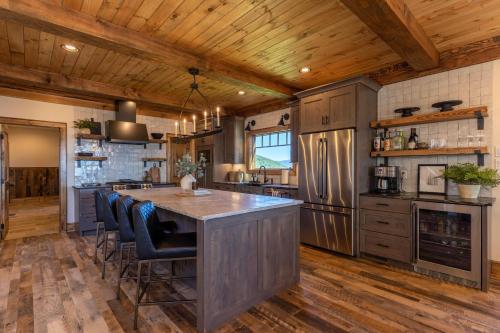 Almost Heaven at Eagles Nest in Banner Elk, USA
