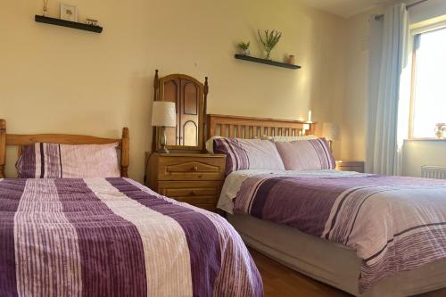 3 Bed Cottage - Sleeps 7 - Parking - Play Area in Crossmolina