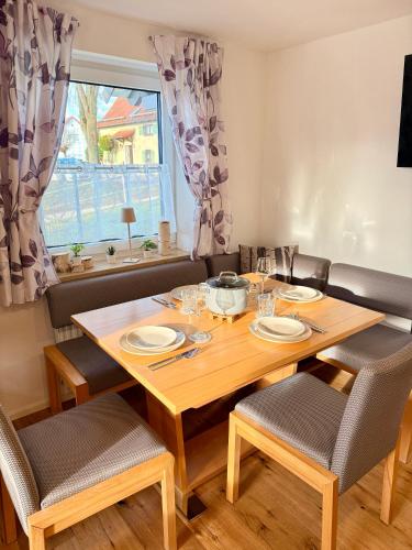 Restaurante, Ferienwohnung im Usseltal - Zirben Spa - Monheimer Alb - Altmühltal - Familie Geyer Daiting (Ferienwohnung im Usseltal - Zirben Spa - Monheimer Alb - Altmuhltal - Familie Geyer Daiting) in Monheim